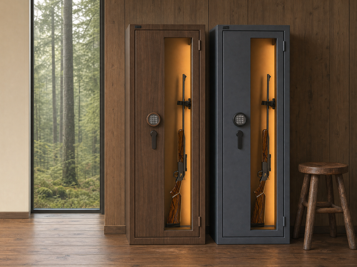 Glaswaffenschrank Primos 10 in Holzoptik und Graphitgrau im Jagdzimmer mit Blick in den Wald