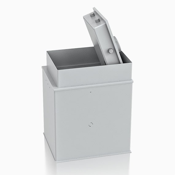 Bodentresor mit geoeffneter Klappe