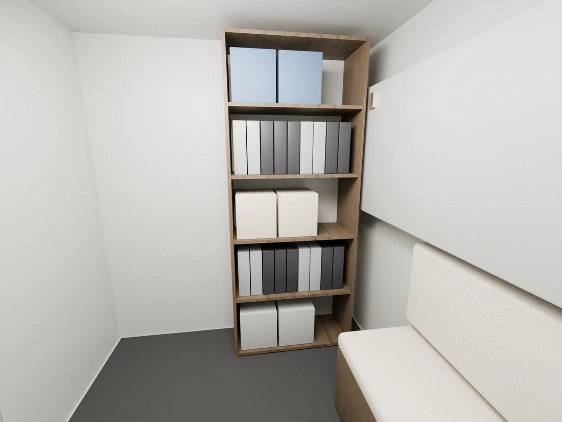 Temenos im Alltag: Regal mit Ordnern und Boxen als Archiv, Sitzbank