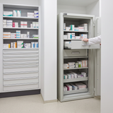 BtM-Tresor mit Schubladen im Rezepturbereich einer Apotheke
