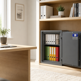 Feuerfester Dokumententresor mit Ordnern im Homeoffice