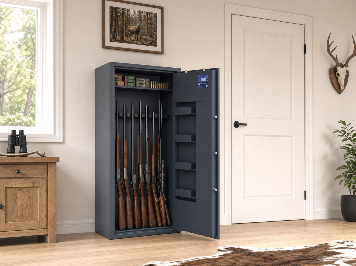 Langwaffenschrank Hades 16-2 in Graphitgrau, Tuer offen, acht Langwaffen im Jagdzimmer