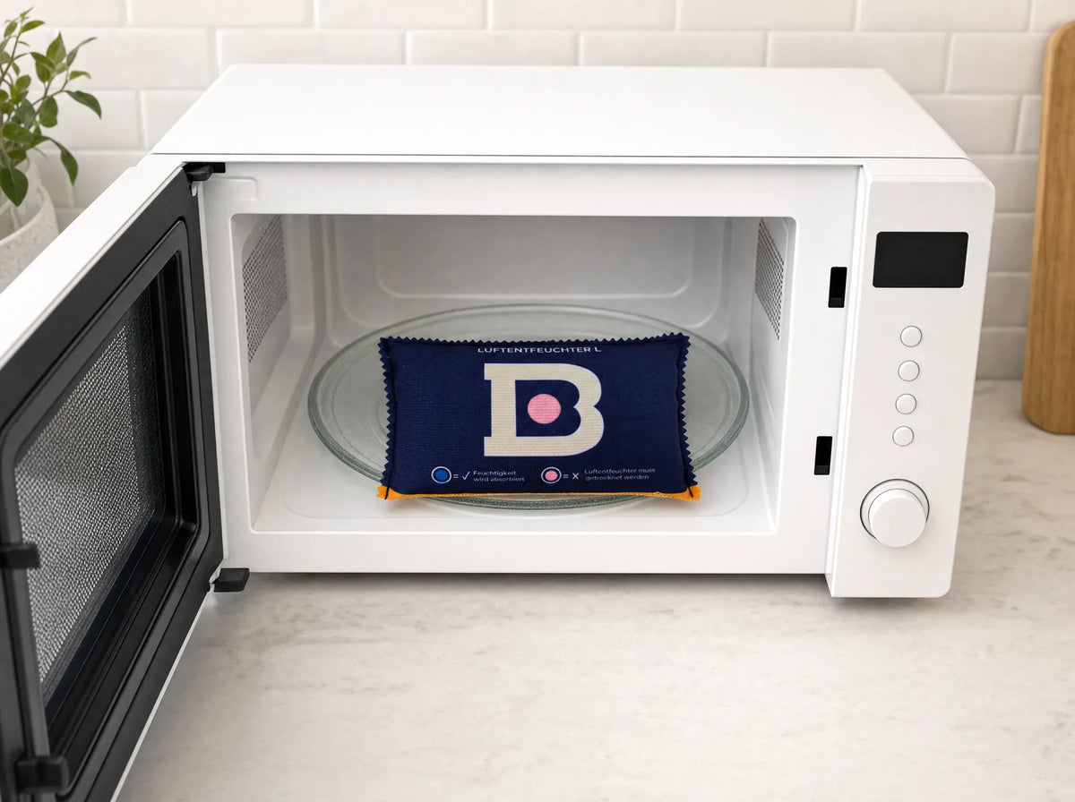 Luftentfeuchter von Bremer Tresor wird in der Mikrowelle bei 600 Watt getrocknet
