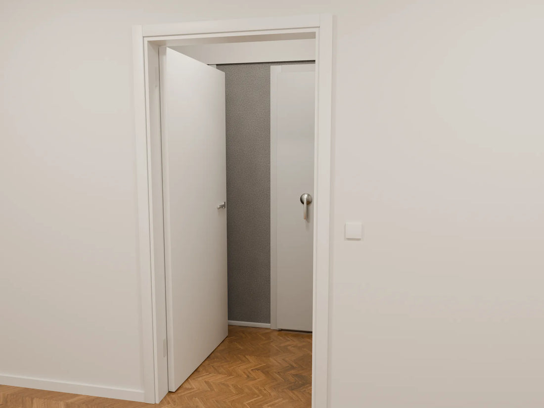 Temenos verborgen hinter einer Zimmertür: Vorraum mit geschlossener Schutztür
