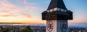 Blick auf den Uhrturm und die Altstadt von Graz – Bremer Tresor liefert und montiert Tresore in Graz und der Steiermark.