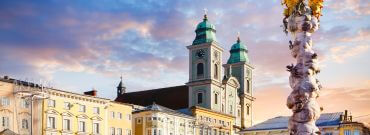 Panoramablick auf den Hauptplatz in Linz – Bremer Tresor liefert und montiert Tresore in Linz und Oberösterreich.